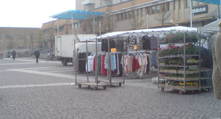 Klädförsäljning på Kista Torg