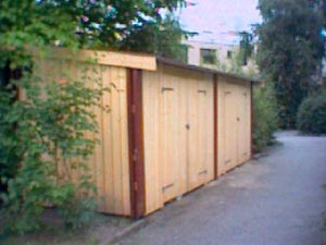 Ofärgat hus med röda knutar